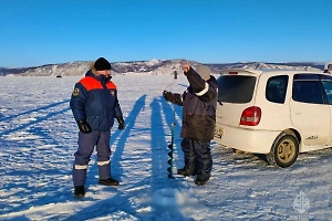 В Магадане МЧС предупредило рыбаков о "живых" трещинах на льду в бухте Гертнера