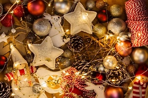 Некоторые живут в празднике весь год: Россияне рассказали, когда планируют убирать новогодние украшения