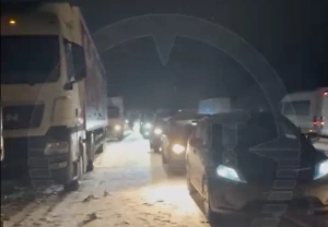 10-километровая пробка: Сотни водителей попали в ледяной плен под Ростовом-на-Дону