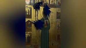 В Грузии облили краской икону Матроны Московской, где изображён Иосиф Сталин