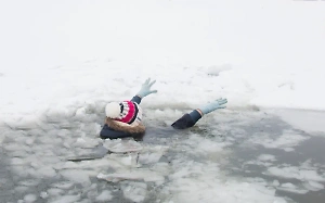 Женщина утонула во время прогулки по пруду в Москве