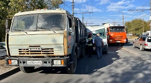 Пять человек пострадали в ДТП с маршруткой и КамАЗом в Саратове