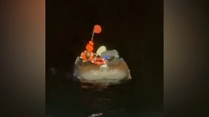 «Постараемся сейчас, жди!»: Рыбаки засняли спасение дрейфующего в Охотском море мужчины