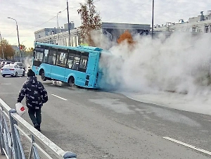 Автобус с пассажирами провалился в яму с кипятком в Петербурге