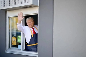 Трамп принялся обслуживать американцев в McDonald's за две недели до выборов