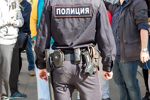 Силовики проверяют документы и досматривают авто в рамках рейда в Севастополе