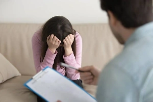 В Иркутске детский психолог на приёме совратил 14-летнюю школьницу