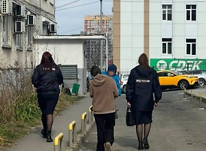 Во Владивостоке спасли кричавшего в квартире ребёнка, его мать спала под градусом