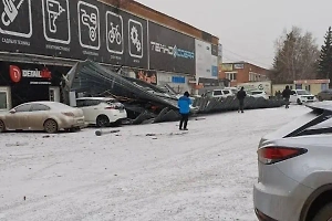 В Омске во время сильного ветра рухнула крыша таксопарка, повреждено 7 машин