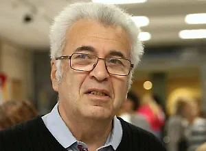 Во-первых, ГДЗ — это некий образец, где родители, которые давно не учились в школе, могут увидеть правильный ответ и понять, как помочь своим детям. И, кстати говоря, умный родитель не покажет ребёнку это, а подскажет, как прийти к правильному ответу. Но тут есть и вред определённый, потому что только никуда негодный учитель даёт такое задание, ответ на которое можно найти в ГДЗ