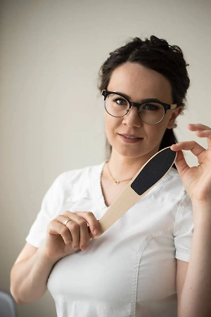 Многие почему-то забывают, что ноги тоже являются частью нашего тела, и гигиена ног очень важна. Тщательно мойте стопы и межпальцевые участки. Протирайте полотенцем, не оставляйте влагу на коже и между пальцами. Можно воспользоваться бумажными салфетками для очищения межпальцевых участков, ведь именно там влага даёт быстрый рост грибка.