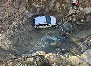 Автомобиль с пассажирами сорвался в 10-метровый обрыв в Дагестане