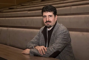 Считается, что человек не должен пытаться собой перекрыть мнение экспертов, которых он собирает у себя в министерстве, а он должен понимать общее направление, тенденции и тренды улавливать. И если он будет специалистом, скажем, по сельскому хозяйству, во главе Министерства сельского хозяйства — там считается, что это неправильно. В том числе это и вопрос борьбы с коррупцией. Когда человек карьерно вырос из одной области, а его перекидывают в другое место, это не позволяет ему лоббировать какие-то чужие интересы. Это и есть система недопущения коррупционных связей.