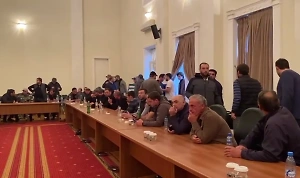 Оппозиция в Абхазии взяла под контроль весь комплекс правительственных зданий