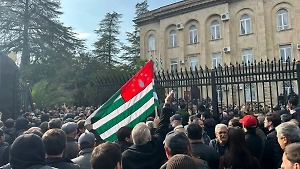  В Абхазии вновь вспыхнули массовые беспорядки, протестующие прорвались на территорию парламента