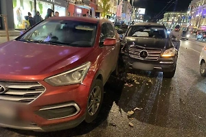 Пьяный автолихач на «мерсе» устроил боулинг на улицах Воронежа, протаранив 10 машин