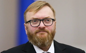 Если подарок женщине, маме от дочери — то это две полоски на тесте. Мама — это женщина, которая счастлива иметь детей. Мама не бывает без детей. Все женщины становятся мамами благодаря детям. Я искренне желаю всем девушкам и женщинам в нашей стране иметь возможность праздновать этот день. И чтобы они получали не одно, не два, а три и больше поздравлений от своих детей