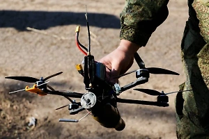 FPV-дрон элегантно подбил спрятанную в лесу под Харьковом бронемашину ВСУ