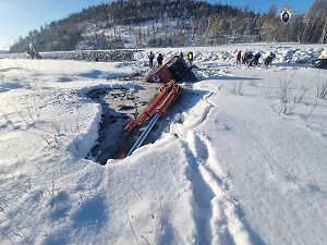 В Амурской области экскаватор ушёл под лёд прямо с водителем