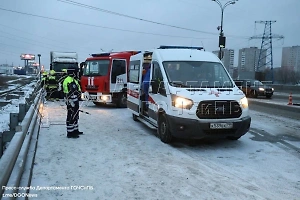 Человека зажало в авто при ДТП с тремя грузовиками и легковушкой на МКАД