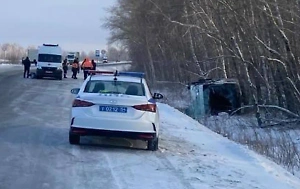 Автобус с 43 пассажирами слетел в кювет и перевернулся после тарана фурой под Новосибирском