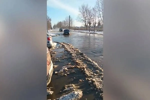 В Ростове прорвало магистральный водопровод, и город превратился в огромный каток