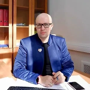 Если выполнение месячного плана можно как-то проигнорировать, то когда на кону 13-я зарплата, у любого создаётся ощущение срочности и желание не потерять премиальные в последнюю минуту. Адреналин захлёстывает всех, а трудоголикам буря вокруг них позволяет чувствовать себя живыми и нужными. Трудоголики наслаждаются драйвом, который охватывает компанию в декабре, и просто купаются в ощущении важности своей работы.