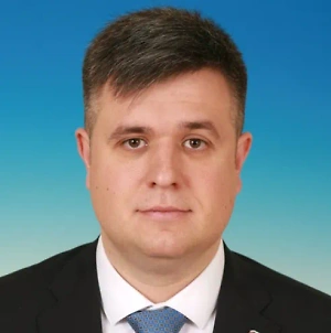 Безумие нелегитимного президента Украины стало всемирным мемом. Зеленский не упускает случая закрепить за собой навсегда статус главного злобного клоуна мира. Что же, у него получается. В нормальном мире ни один серьёзный политик, не говоря уже о руководителе страны, даже не задумается о возможности публичного употребления таких слов в адрес коллег.