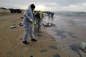 Оперштаб: Повторные выбросы мазута наблюдаются в трёх местах в Анапе