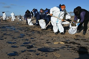 Разлив мазута сделал непригодной для купания морскую воду у берегов Кубани