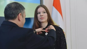 Хинштейн вручил медаль Луки Крымского девушке-медику, выжившей при атаке ВСУ
