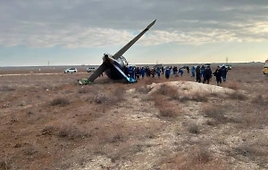 «Мама!» Появилось видео, как люди в крови выбираются из упавшего самолёта в Актау