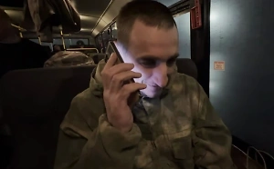 «Эмоции переполняют»: Возвращённые из плена российские военные позвонили своим семьям