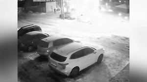 В Сети появилось видео, как в Ярославле салют полетел в людей и машины