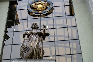 Песков счёл беспочвенной обеспокоенность законом о конфискации за фейки