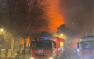 Тушение пожара во дворе здания "Известия Hall" осложняется высокой пожарной нагрузкой