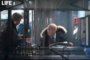 Путин посидел за рулём нового троллейбуса, который производят на Урале