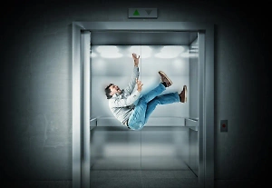 Россиянин снял жуткое видео из падающего лифта