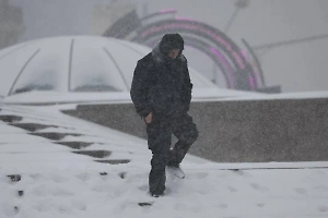 Мощный снегопад в Москве объяснили столкновением "двух борцов сумо"