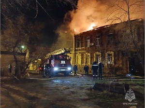 В Астрахани на 400 квадратах горит жилой дом