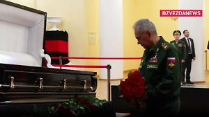 Шойгу возложил цветы к гробу командира легендарной 9-й роты Востротина