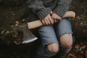 Школьник в Бурятии хотел зарубить старшеклассника топором, но нарвался на охранника