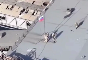 Дрон снял, как бойцы Армии России поднимают триколор над Авдеевским коксохимом