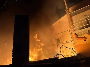 Пожар охватил предприятие во Львове после мощного взрыва