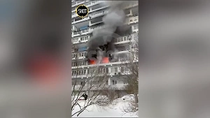 Опубликованы кадры загоревшейся многоэтажки в Москве, в которой погиб мужчина