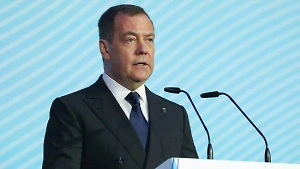 Медведев пригрозил Западу ядерным оружием за попытку развалить Россию
