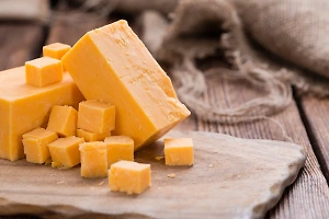 Сыр чеддер стал причиной массового отравления среди американцев
