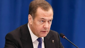 18+: Медведев отреагировал на соглашение Франции и Украины картинкой со свиньёй