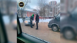 Двор в Подмосковье оцепили из-за взрывчатки в машине, её владельца проверяют на связи с Киевом