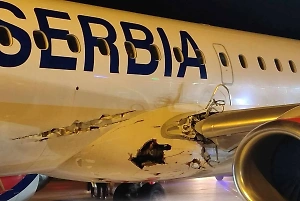 Пришлось экстренно возвращаться: Пассажирский самолёт при взлёте задел освещение ВПП в Белграде